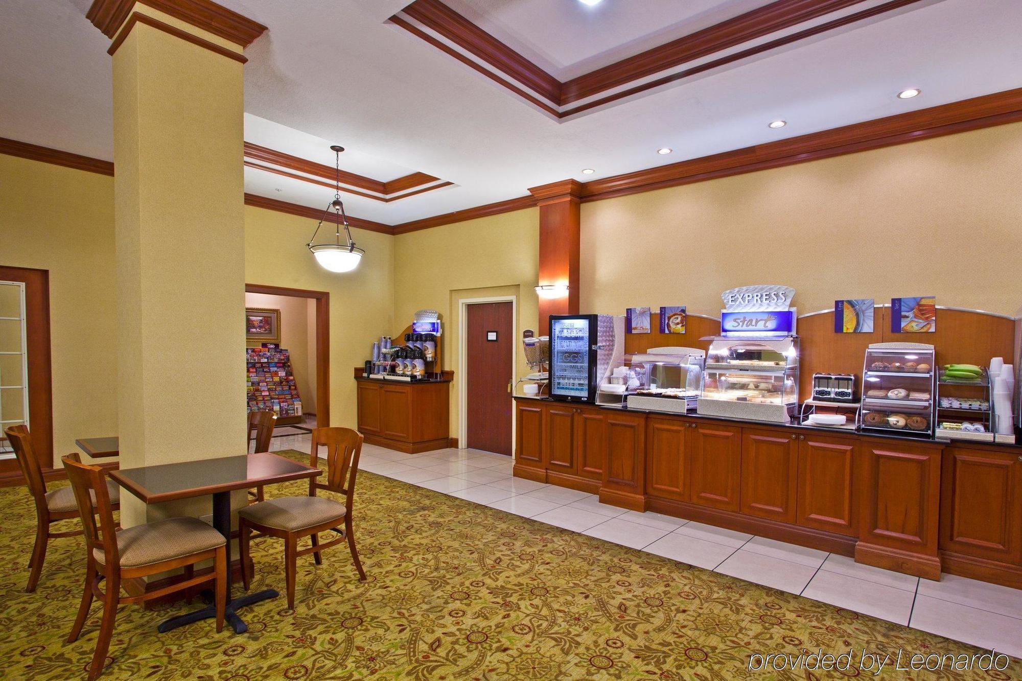 Holiday Inn Express Hotel & Suites Tampa-Fairgrounds-Casino, An Ihg Hotel Restaurant bilde